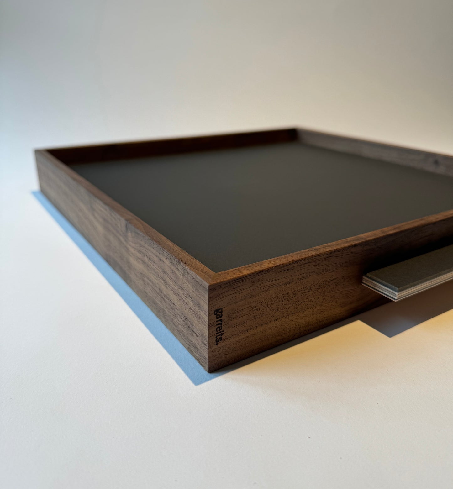 REVERSIBLE TRAY WALNUT (POWDER/CHARCOAL)