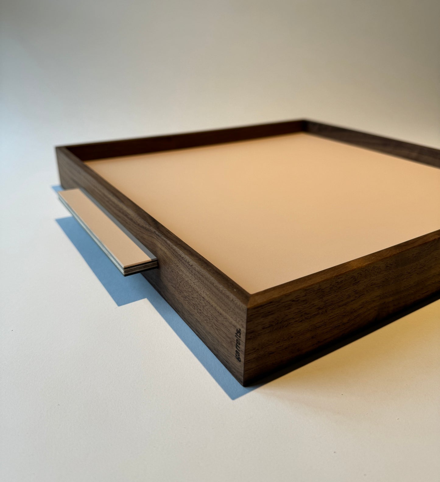 REVERSIBLE TRAY WALNUT (POWDER/CHARCOAL)